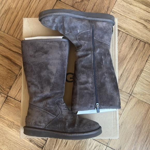 Chocolate Alber UGGs with Zipper (Size 6) - Picture 3 of 16